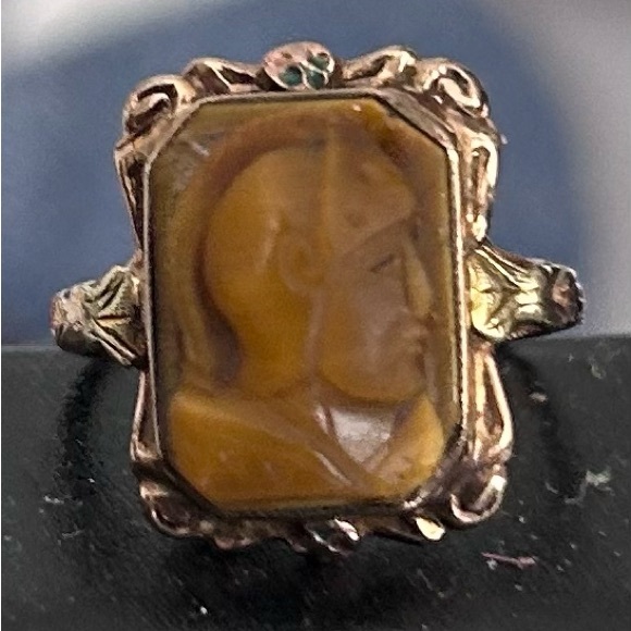 Vintage Cameo Ring with Gold and Brown Accents - Picture 1 of 6